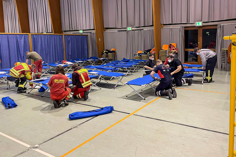 Aufbau der Feldbetten. Foto: DLRG Fallingbostel/jm