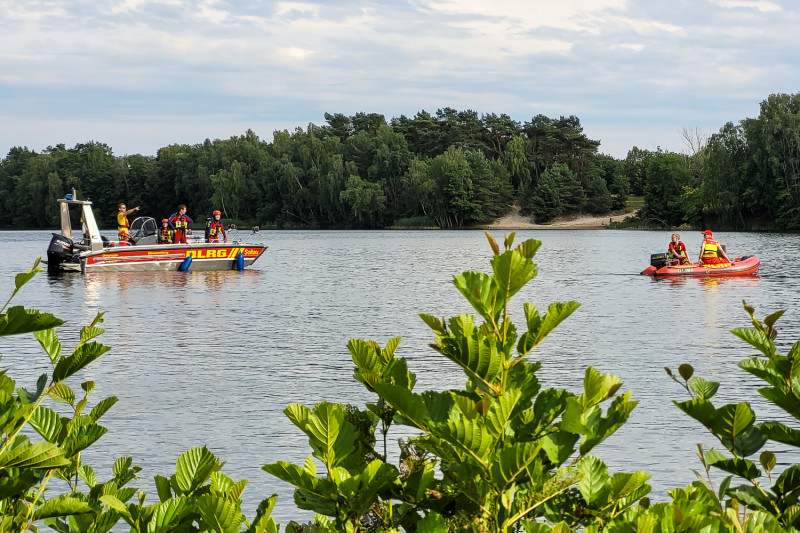 Auf dem Flüggenhofsee: DLRGler beider Ortsgruppen im Einsatz (Foto: DLRG Fallingbostel/hf)